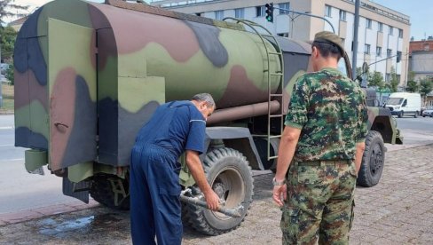 GRAĐANIMA UGROŽENIH OPŠTINA: Vojska Srbije nastavlja da pomaže u vodosnabdevanju