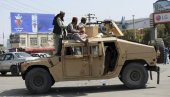 ДРАМАТИЧНА СИТУАЦИЈА У КАБУЛУ: Талибани пуцају на људе који хоће да уђу на аеродром (ВИДЕО)
