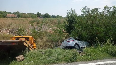 SAOBRAĆAJNA NESREĆA KOD BANATSKOG KARAĐORĐEVA: Automobil i vozilo šlep službe završili u kanalu
