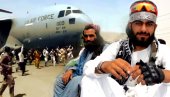 HAOTIČNE SCENE SA AERODROMA U KABULU SE NASTAVLJAJU: Talibani i Amerikanci pucaju kako bi zaustavili hiljade ljudi