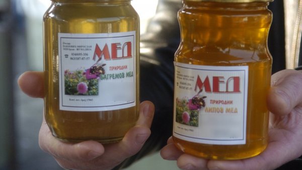 ТЕГЛА БАГРЕМОВОГ МЕДА 1.700 ДИНАРА: Пролећни мразеви и суша довели до просечне године за пчеларе у Србији чиме ће покрити само трошкове
