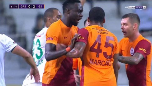 PESNICOM NA SAIGRAČA: Fudbaler Galatasaraja Markao isključen zbog boksovanja (VIDEO)