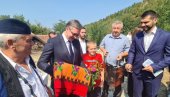 POKLON ZA PREDSEDNIKA: Baka Dobrila lično tkala ćilim za Vučića (FOTO)