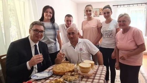 TOPLO GOSTOPRIMSTVO: Vučić obišao domaćinstvo Blagojevića u selu Pepelj i obradovao porodicu sjajnim vestima