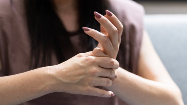 ЛОШЕ НАВИКЕ: Да ли “пуцање“ прстију може да изазове здравствене проблеме?