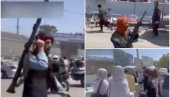 (UZNEMIRUJUĆE) HAOS NA AERODROMU U KABULU: Talibani pucaju dok narod beži u panici (VIDEO)