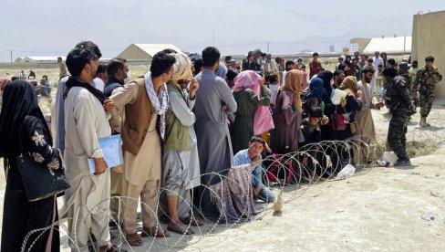 STRADALA DVOGODIŠNJA DEVOJČICA: U stampedu kod aerodroma u Kabulu uspaničena gomila pregazila dete