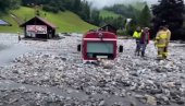СТРАШНО НЕВРЕМЕ ПОГОДИЛО АУСТРИЈУ: Клизиште се обрушило на воз
