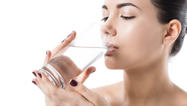 ТАЈНА ВОДЕ ЈЕ УМЕРЕНОСТ: Недостатак и вишак течности могу да узрокују појаву многих здравствених проблема