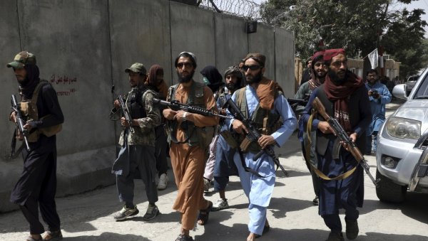 МОДНО ОСВЕШТЕНИ: Талибани женама одузели сва права, а за себе бирају маркирану одећу (ФОТО)