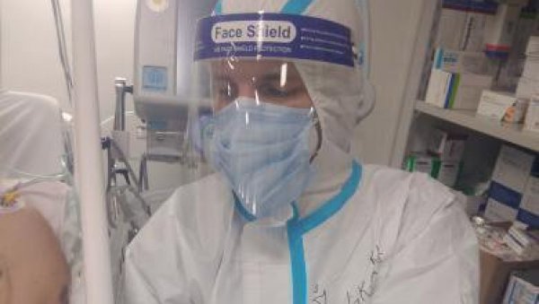 ПРИЧА О НЕОБИЧНОМ СВЕШТЕНИКУ У СРБИЈИ: Кад скине мантију он облачи бели мантил - одушевиће вас