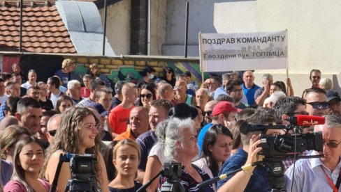 VELIČANSTVEN DOČEK ZA PREDSEDNIKA: Veliki transparent za Vučića - Pozdrav komandantu! (FOTO)