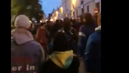 U LETONIJI PROTEST ZBOG NOVIH KORONA MERA: Nekoliko hiljada ljudi izašlo na ulice (VIDEO)