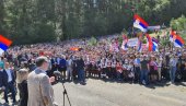 VUČIĆ ODUŠEVLJEN DOČEKOM U BRUSU: Da mi je neko rekao koliko će ljudi doći, ne bih verovao - Srbija je uz vas! (FOTO)