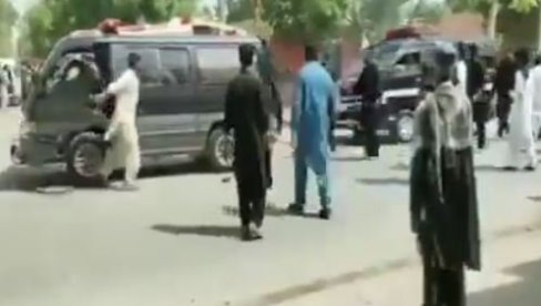 EKSPLOZIJA NA RELIGIJSKOJ POVORCI U PAKISTANU: Najmanje troje ljudi poginulo - na desetine povređeno (VIDEO)