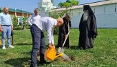 ПОСАДИЛИ ДРВО ПРИЈАТЕЉСТВА: Вучевић и Станивуковић у посети манастиру Печерски