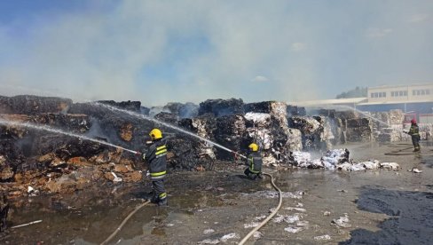 VELIKI POŽAR NA UMCI: Gori kod fabrike kartona, na terenu veliki broj vatrogasaca (FOTO)