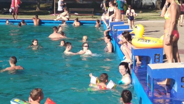 ВОДА ПОТПУНО ЗАМЕЊЕНА: Мали базен у Зрењанину поново ради на радост малишана