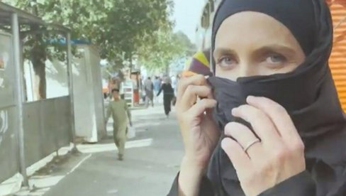 TALIBANI OKRUŽILI EKIPU SI-EN-ENA: Otkočili pušku, pa naredili novinarki - Pokrij lice! (VIDEO)