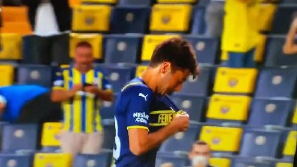 ХИТ СНИМАК: Играч хтео да пољуби грб - проблем, нема га нигде на новим дресовима (ВИДЕО)