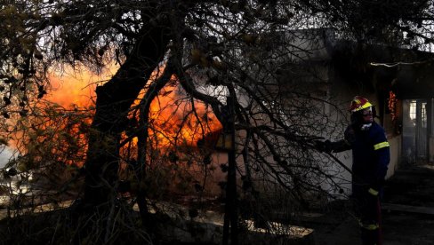VATRA NIJE POD KONTROLOM: Požar u Atini i dalje ne jenjava (FOTO)