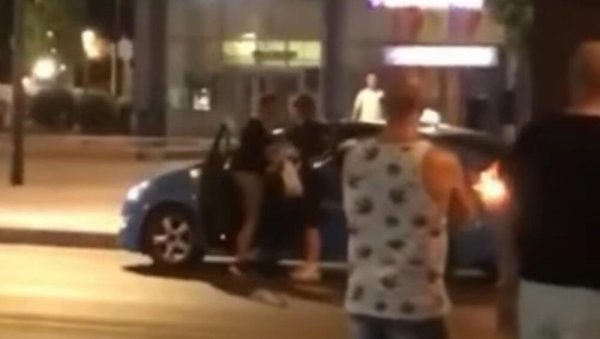 (УЗНЕМИРУЈУЋИ ВИДЕО) БРУТАЛНО НАСИЉЕ У НИШУ: Младић шутирао таксисту који је седео у ауту
