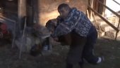 PRETUŽNO: Preminuo Predrag iz Kosjerića koga je majka ceo život nosila na leđima (VIDEO)