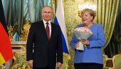 ПУТИНОВ БУКЕТ АНГЕЛИ ЗА КРАЈ: Како је протекла опроштајна посета немачке канцеларке Кремљу