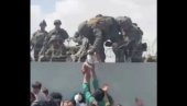 NAJPOTRESNIJI PRIZOR IZ KABULA: Očajni roditelji bebu u pelenama prebacuju preko bodljikave žice američkim vojnicima (VIDEO)