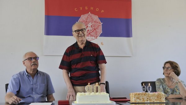 ТОРТА И ДВЕ МЕДАЉЕ ЗА КУРИРА МИШУ: Михаило Мирковић, учесник НОБ, у петак пригодно прославио 90. рођендан