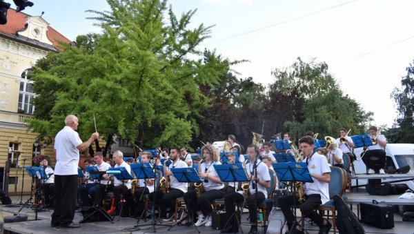 СПОЈИЛИ ИХ РИТМОВИ МАРШЕВА И ВАЛЦЕРА: У Кикинди основан Омладински дувачки оркестар Србије којег чини 40 младих музичара из 15 градова