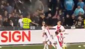 GDE SI POŠO, DEČKO? Fudbaler Ajaksa slavio gol pred protivničkim navijačima, jedva izvukao živu glavu (VIDEO)