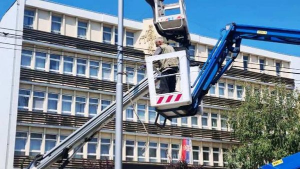 ЈАВНА РАСВЕТА У ПАРАЋИНУ: Дирекције за изградњу мења стубове оштећене у недавним саобраћајним незгодама