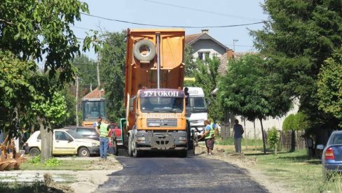 ASFALTIRANJE ULICA U MAČVANSKOM PRNJAVORU: Šabački gradonačelnik – Nastavljamo sa ulaganjem u infrastrukturu