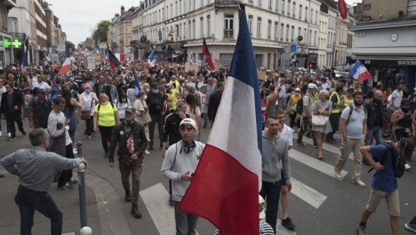 ХОЋЕМО ВЕЋЕ ПЛАТЕ: Синдикалци се побунили у Паризу, најавили свеопшти штрајк