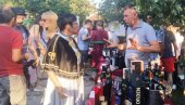 ODLIČNA VINA IZ REGIONA „TRI MORAVE“: Paraćinci uživali u besplatnoj degustaciji na 5. Vinskoj promenadi (FOTO)