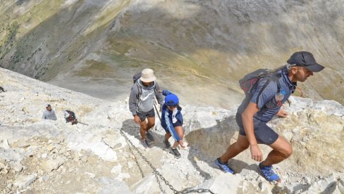 СТРМОМ СТАЗОМ ГРАБИ И СТАРО И МЛАДО: На лицу места - на бугарском Кончету, једној од најопаснијих планинских стаза света (ФОТО)