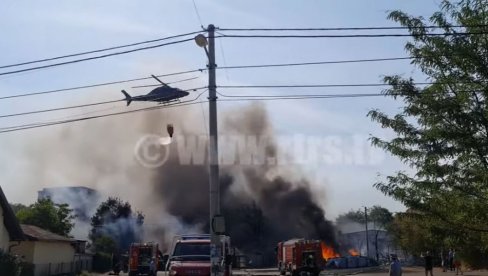 СНИМАК ИЗ ВАЗДУХА: Хеликоптер гаси велики пожар у Бањалуци - помажу и мештани (ВИДЕО)