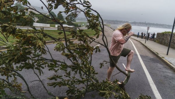 ХАОС У АМЕРИЦИ: Тропска олуја ударила у обалу - Очекују се озбиљне последице (ФОТО)
