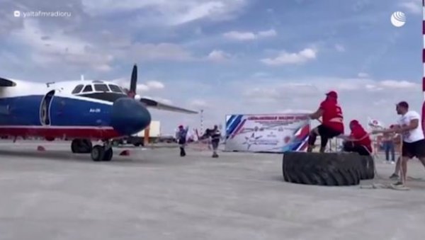 НАЈЈАЧИ НАРОД НА СВЕТУ: На Криму постављен рекорд у вучи авиона (ВИДЕО)