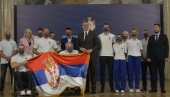 „VI STE NAŠI HEROJI“: Predsednik Vučić uručio Paraolimpijskom timu zastavu Srbije (VIDEO)