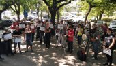 СУМЊАЈУ НА ПРОПУСТЕ У ПОСТУПКУ: Протест Правда за Нину испред новосадског суда