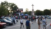 REVIJA AUTOMOBILA U VRŠCU: Na Gradskom trgu okupilo se 130 učesnika iz Srbije, Rumunije i RS
