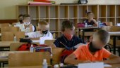 СА МАСКАМА У ШКОЛСКЕ КЛУПЕ: Нови талас пандемије вируса корона неће угрозити почетак школске године у Црној Гори