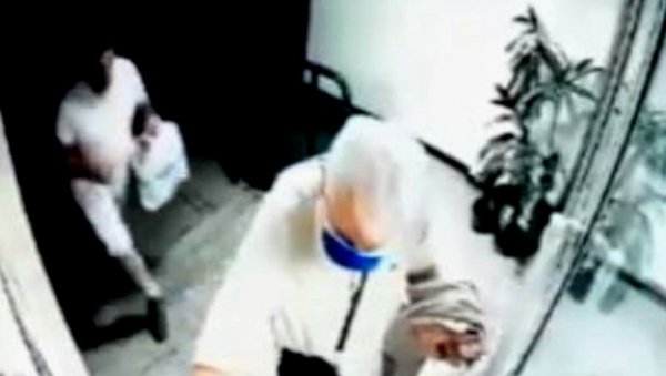 СНИМАК ДРСКЕ ПЉАЧКЕ РАЗБЕСНЕО СРБИЈУ: Пришао старцу са леђа и отео му торбу, ако га препознате јавите полицији (ВИДЕО)