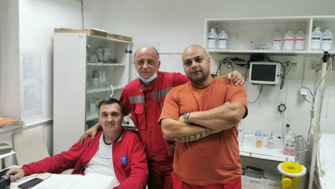 PORODILA SE NA NOSILIMA HITNE POMOĆI: Trudnica rodila muško dete u dvorištu svoje kuće