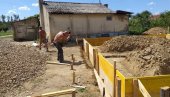 KOMŠIJE I DIJASPORA UJEDINILI SE DA POMOGNU: Počela gradnja kuće za Nebojšu Vučenovića, za svega nekoliko meseci prikupljeno 35.000 maraka