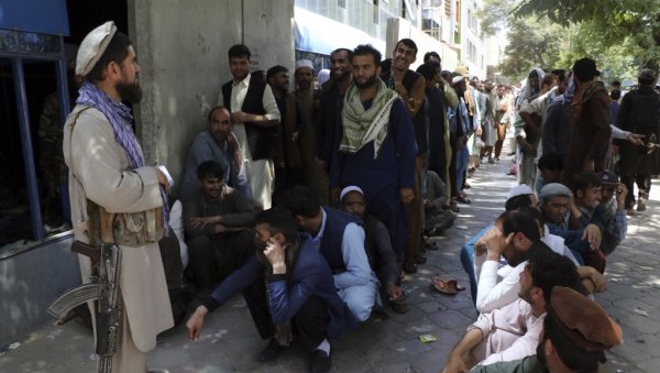 ТАЛИБАНИ СПРЕЧАВАЈУ АВГАНИСТАНЦЕ ДА УЂУ НА АЕРОДРОМ: Поново хаос у Кабулу, затворена сва улазна врата