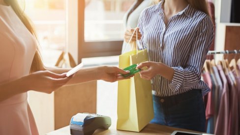 ЛЕТО УСИЈАЛО ПОТРОШАЧКЕ КРЕДИТЕ:  Привреда и становништво банкама у Србији дугују око 25,5 милијарди евра