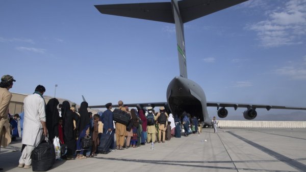 ЈОШ ЈЕДНА БЕБА РОЂЕНА ЗА ВРЕМЕ ЕВАКУАЦИЈЕ: Авганистанка се породила у авиону!